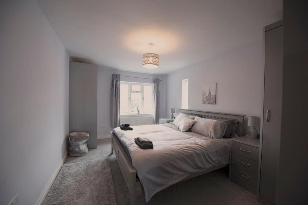 Luxury 6 Bedroom House With Parking - Northwood Northwood  Exterior photo